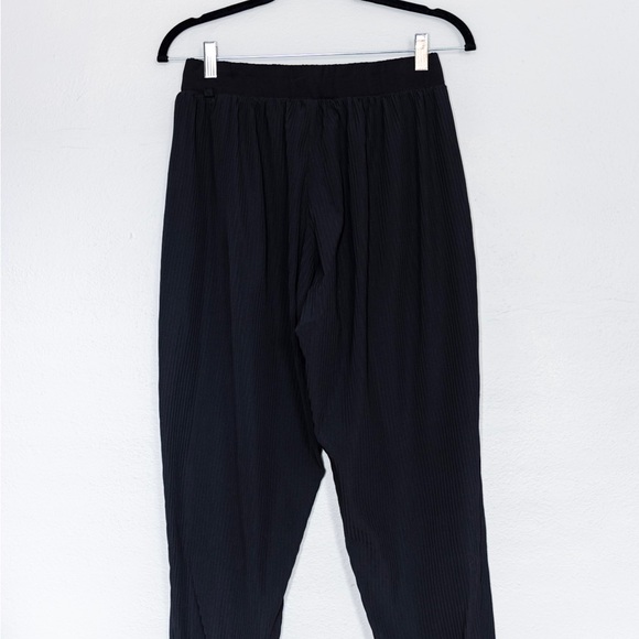 Lululemon sz4 black pleated jogger-style pant. Dress or casual with zip pockets - Picture 2 of 2